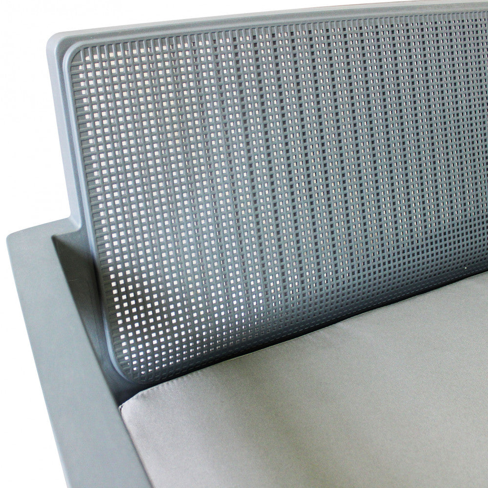 Salotto Delaware 2P in polipropilene grigio con cuscini grigi, in un ambiente esterno curato