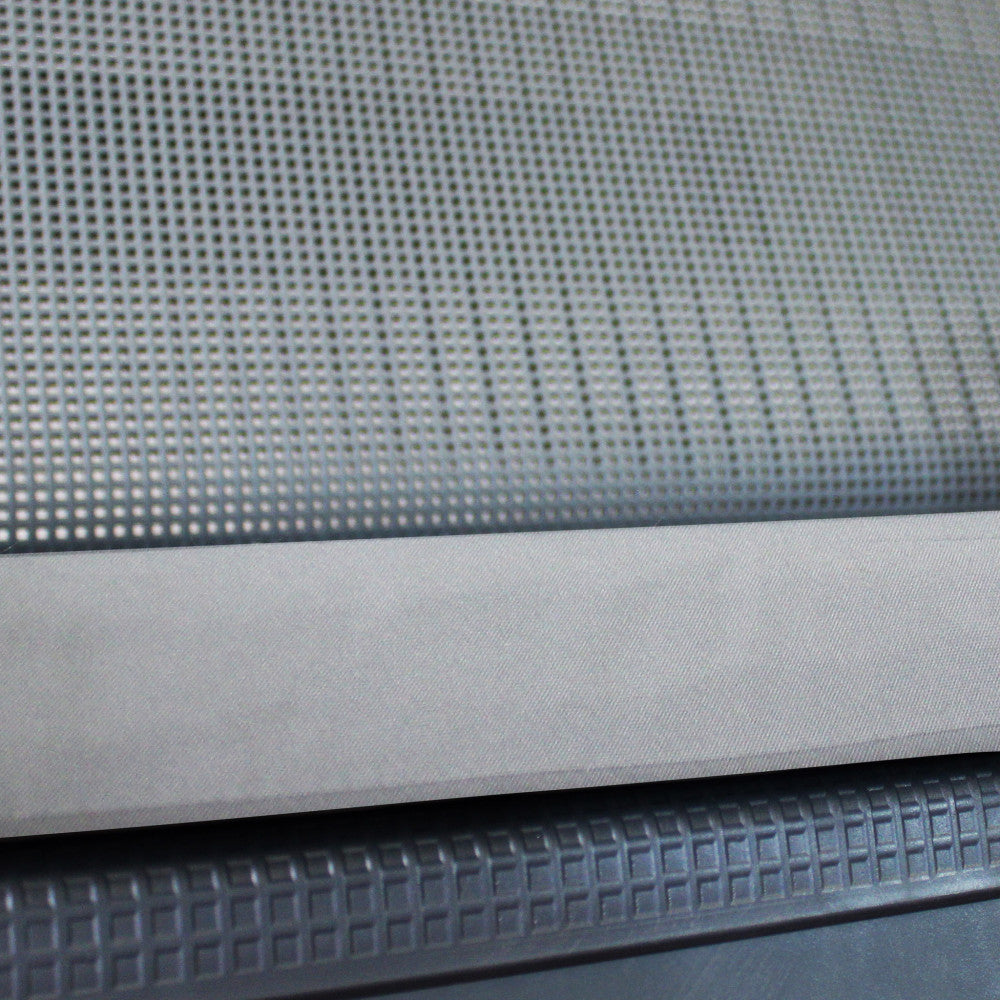 Salotto Delaware 2P con dettagli della struttura in polipropilene e del design elegante in grigio