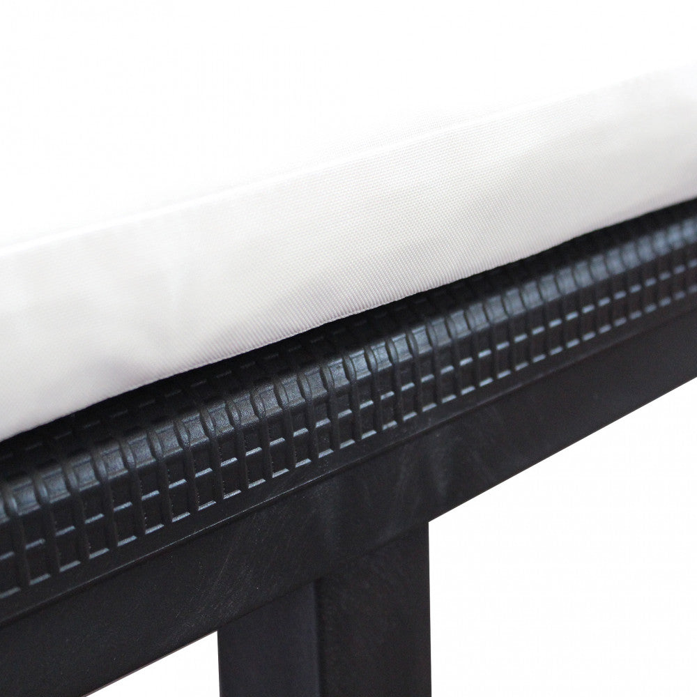 Salotto Delaware 2P in polipropilene nero con cuscini beige, in un ambiente esterno.