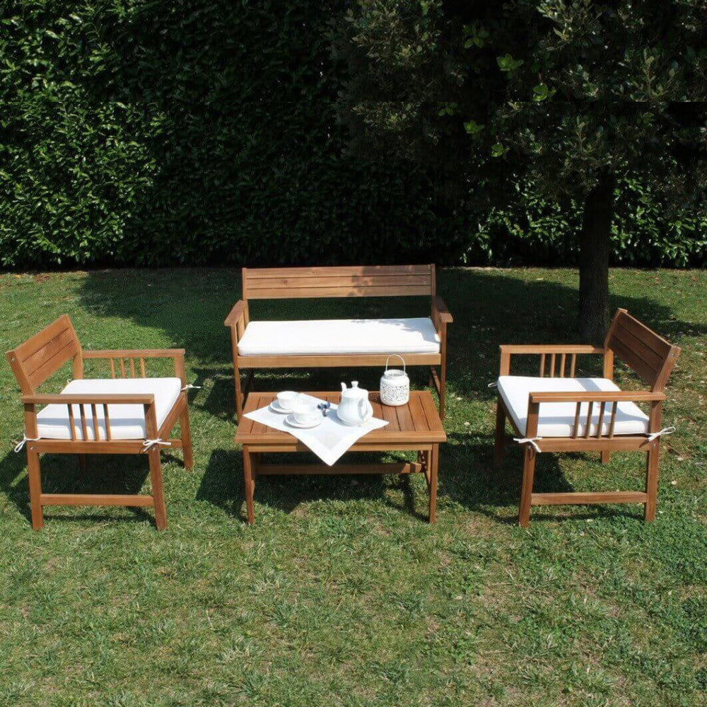 Salotto Giardino Bali completo in legno di acacia massiccio con cuscini bianchi spessi, in un ambiente esterno.