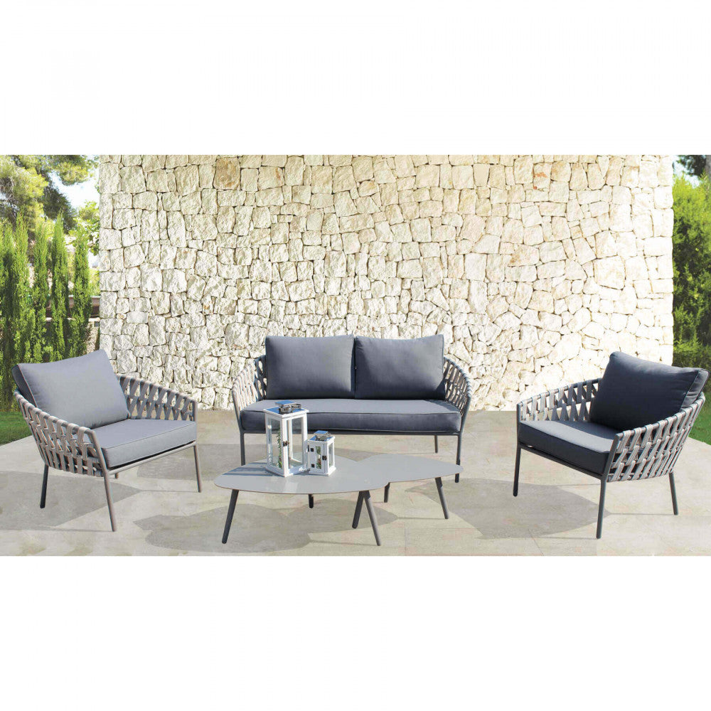 Il Salotto Hampton 2 Posti completo, ambientato in uno spazio esterno, che mostra l'eleganza e la funzionalità per il relax all'aperto