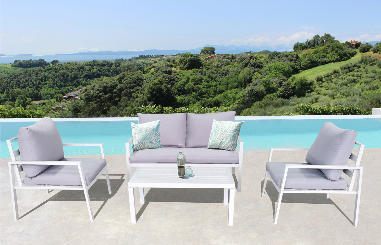 Il Salotto Helsinki 2P completo, ambientato su un terrazzo, che mostra l'eleganza e il comfort per l'esterno