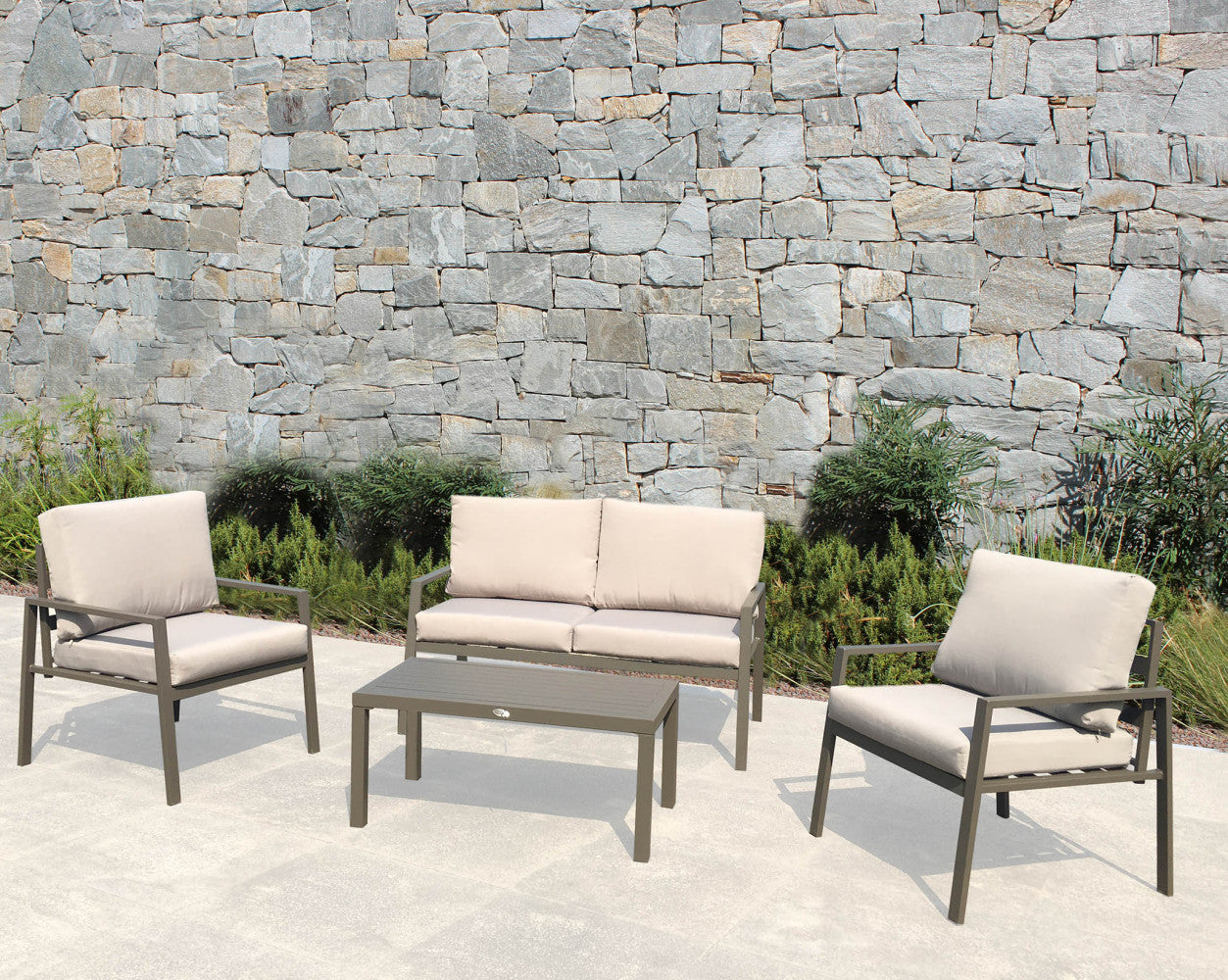 Set salotto da esterno Helsinki 2P con struttura in alluminio bianco e cuscini chiari, composto da divano a due posti, due poltrone e un tavolino rettangolare