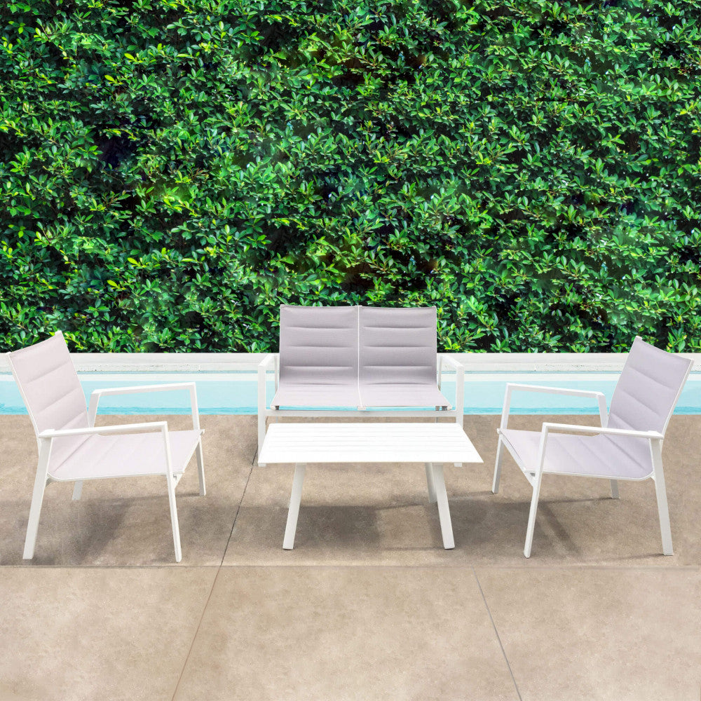 Il Salotto Illinois 2 Posti completo, ambientato in un giardino, che mostra l'eleganza e la funzionalità per il relax all'aperto