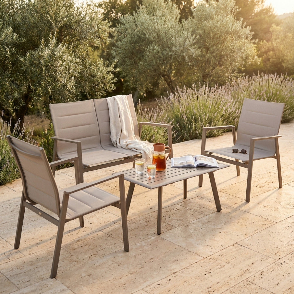 Salotto Illinois a 4 posti in alluminio e textilene taupe, allestito su una terrazza in pietra naturale al tramonto.
