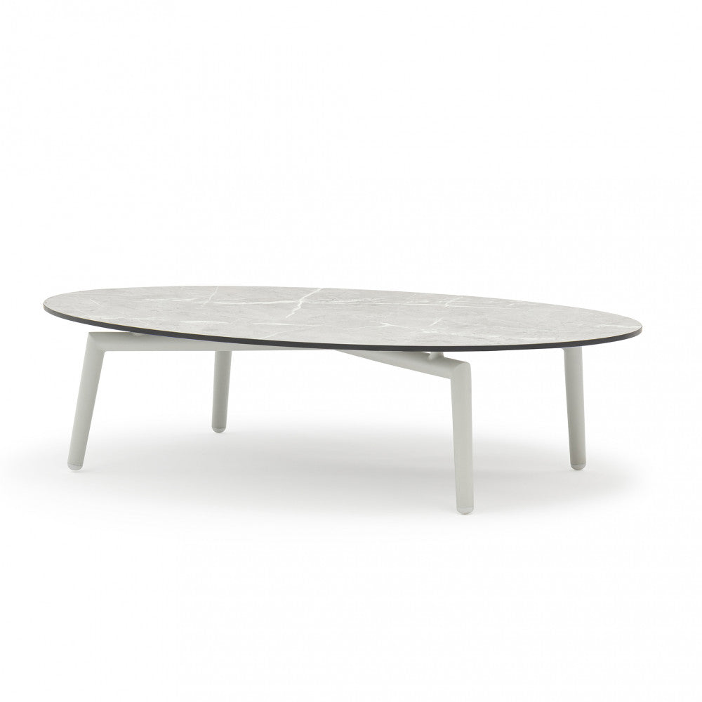 Tavolino ovale Janeiro con piano in HPL laminato effetto marmo su sfondo bianco.