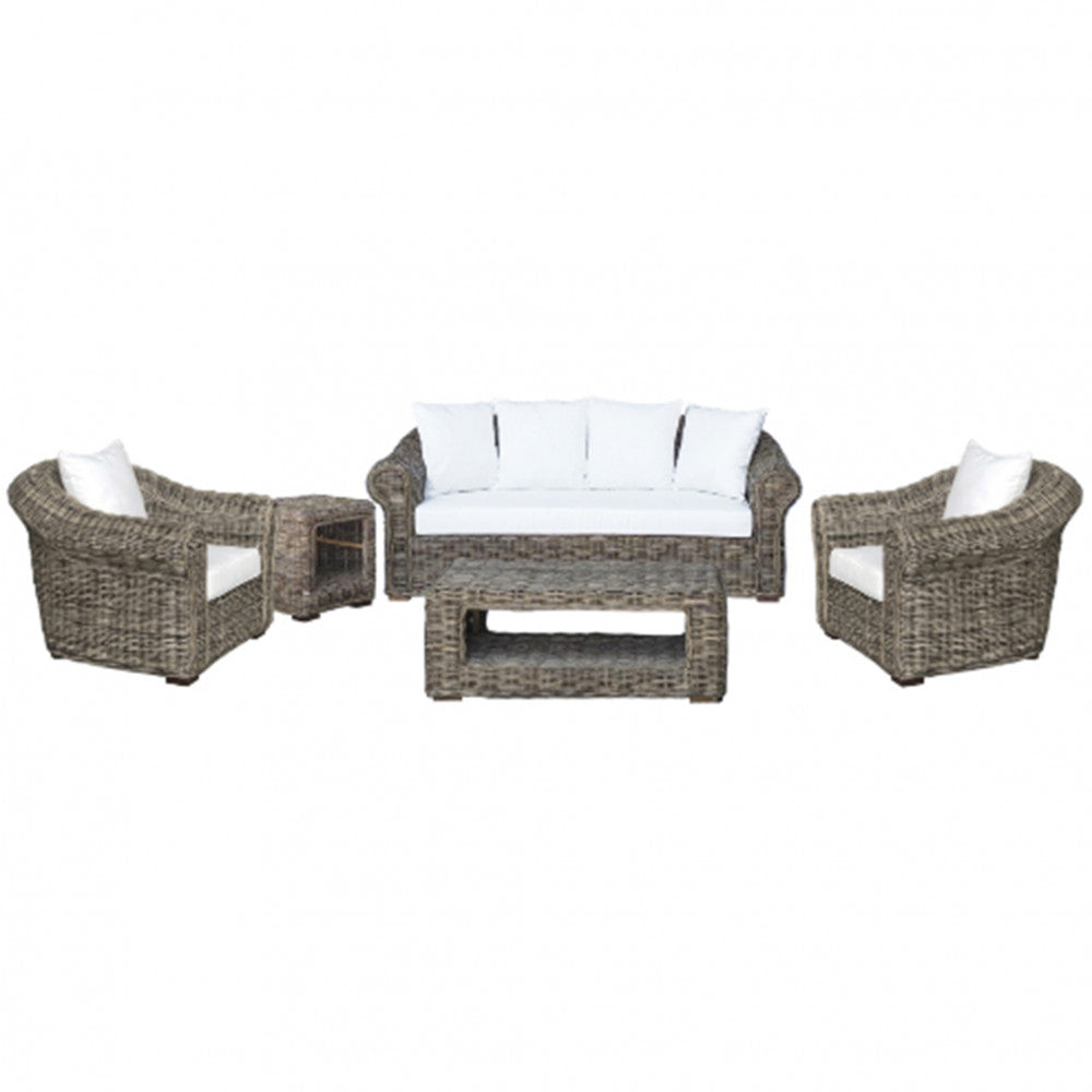 Vista frontale del set salotto Karakol su sfondo bianco, che mostra il divano, le due poltrone e i tavolini in rattan.