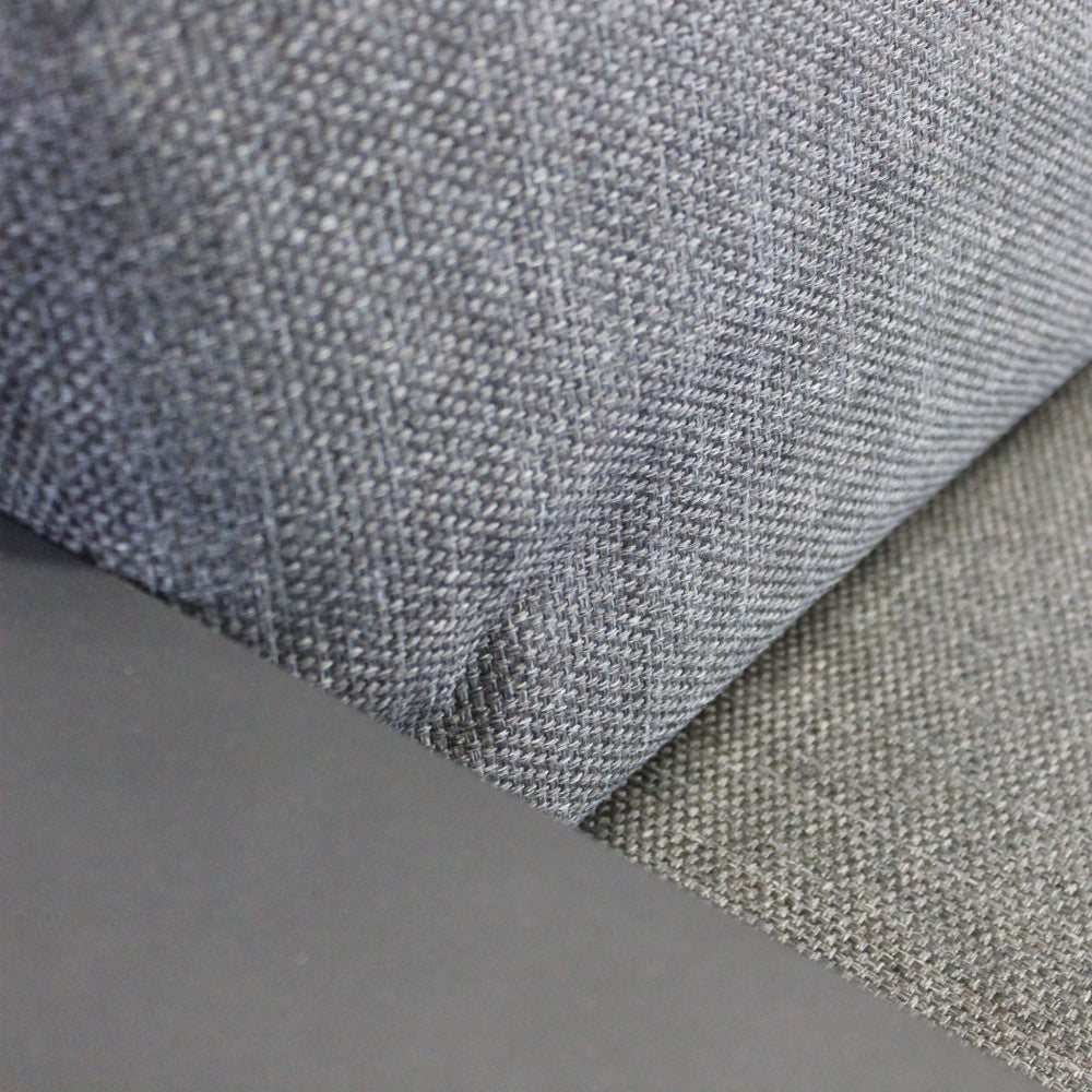 Dettaglio ravvicinato della texture del tessuto grigio dei cuscini e della struttura in alluminio del salotto Knoxville.