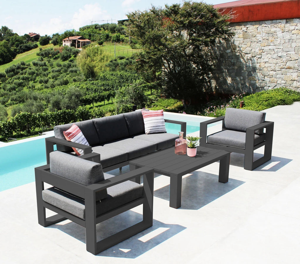 Salotto Knoxville da esterno in Alluminio Verniciato Antracite, composto da Divano 3 posti (227 cm), due poltrone e tavolino, con cuscini inclusi, ambientato a bordo piscina