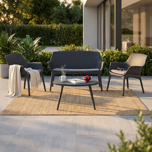Salotto Luxor in polipropilene antracite allestito su un patio moderno al tramonto.