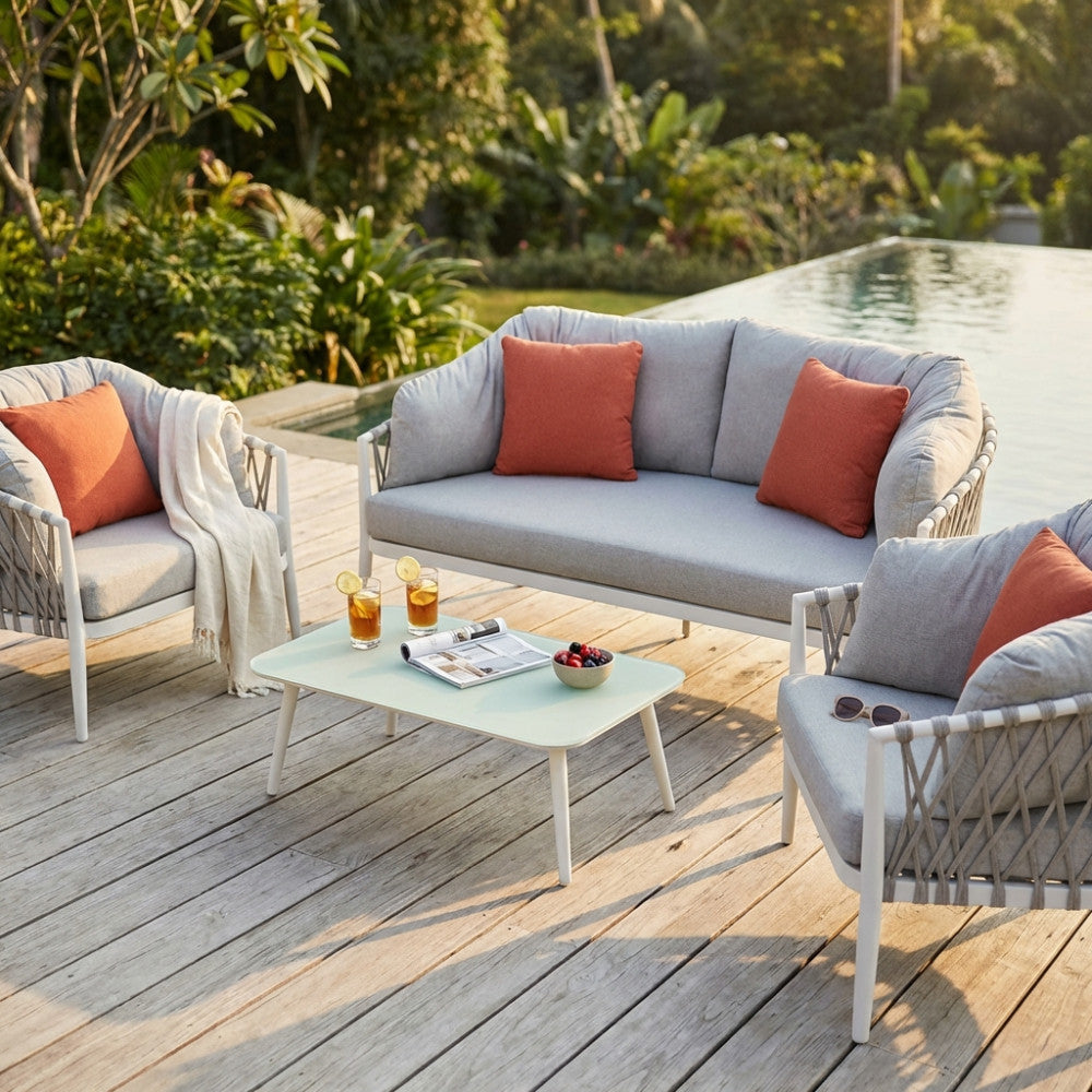 Set lounge Mérida posizionato su una terrazza in legno a bordo piscina, illuminato dalla luce naturale del tramonto.