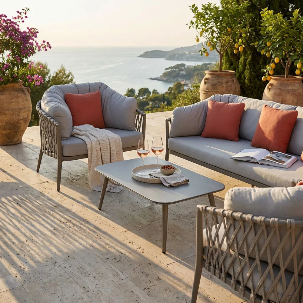 Primo piano del salotto Mérida che mostra i cuscini grigio chiaro e i cuscini decorativi terracotta in un'ambientazione mediterranea.