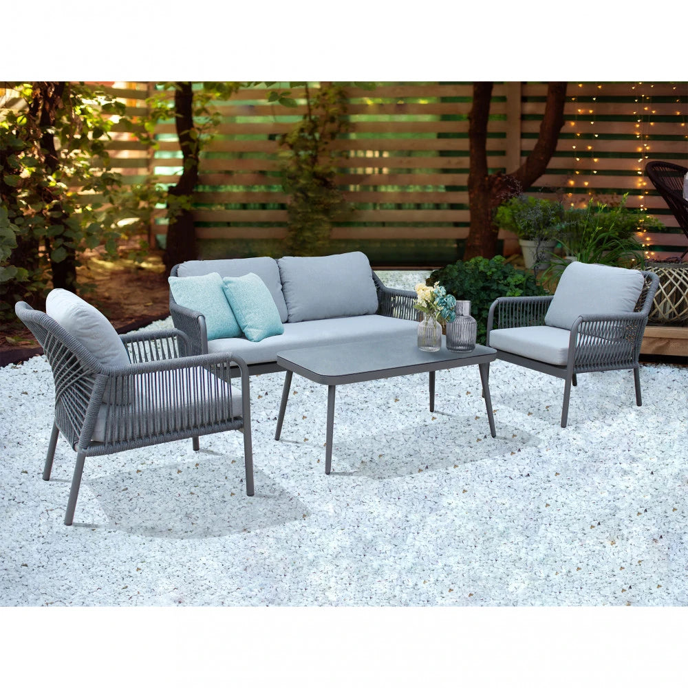 Il Salotto Madeira 2P completo, ambientato in un giardino con recinzione in legno, che mostra l'eleganza e il comfort per l'esterno.