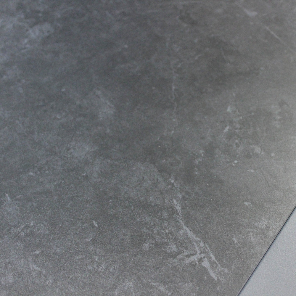 Superficie materica del tavolino in HPL laminato effetto pietra scura.