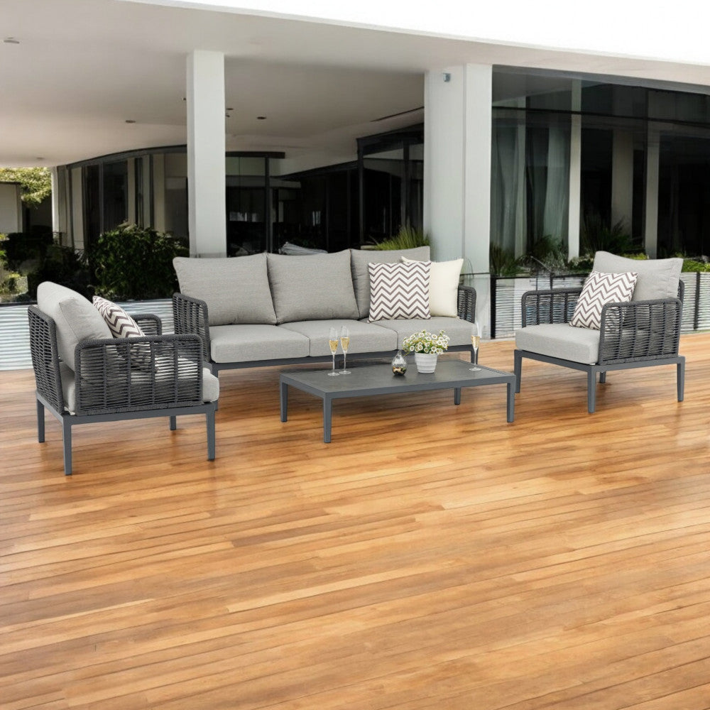 Salotto moderno Marigot posizionato su una terrazza in legno di teak.