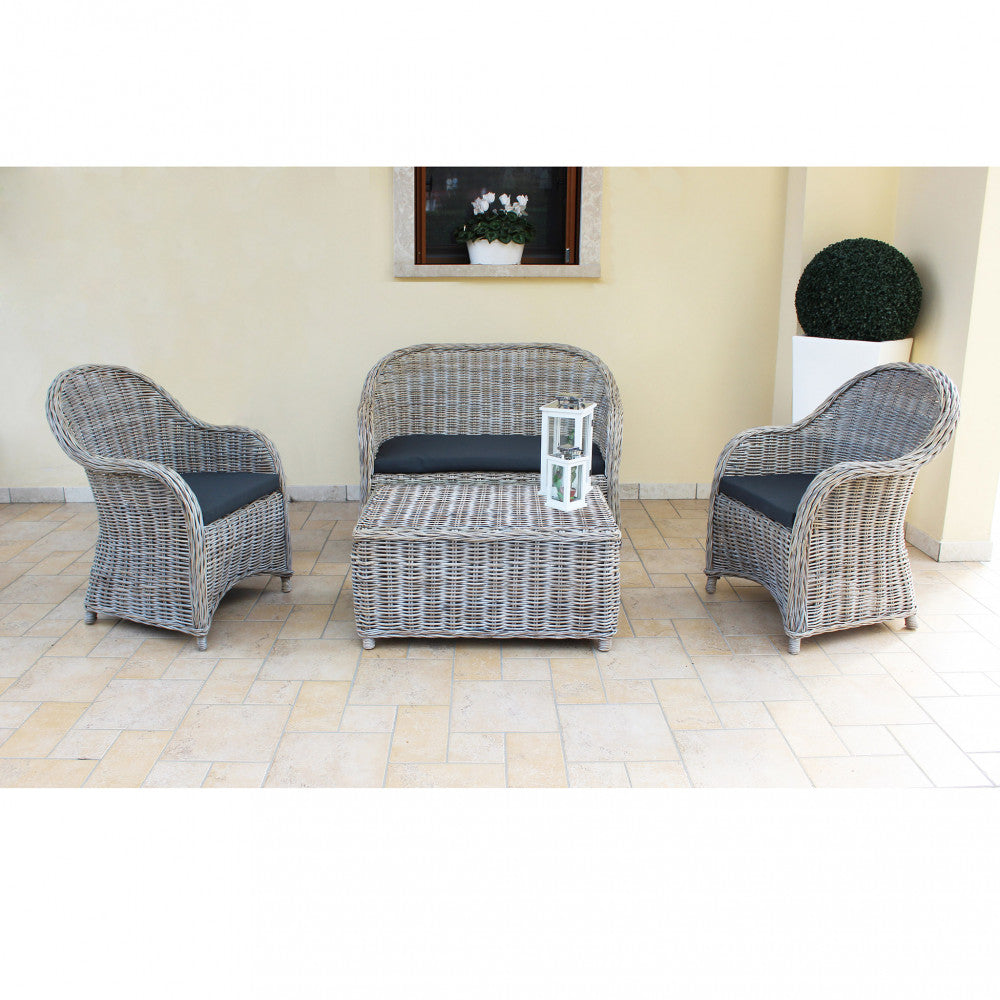 Il Salotto Mawi 2P completo, ambientato in un terrazzo con pavimentazione in legno, che mostra l'eleganza e la funzionalità per il relax all'aperto.