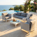 Salotto da esterno Minneapolis a 5 posti in alluminio bianco e textilene grigio, allestito a bordo piscina con vista mare.