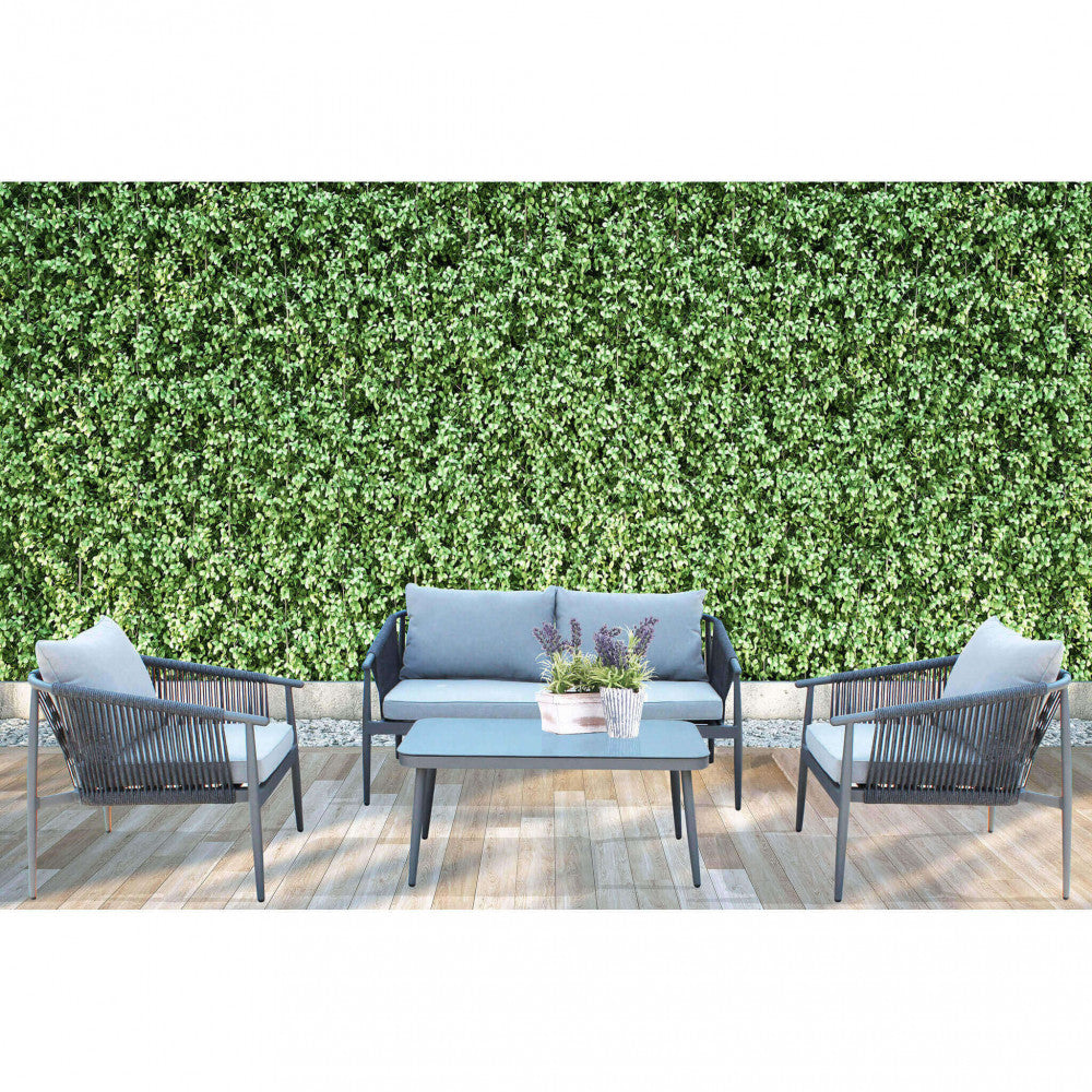 Salotto Mumbai posizionato su un patio in legno con parete di edera verde alle spalle.