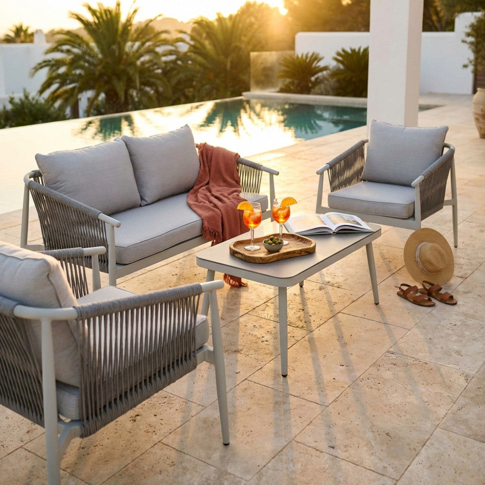 Set lounge Mumbai a bordo piscina al tramonto con cuscini decorativi e drink estivi.