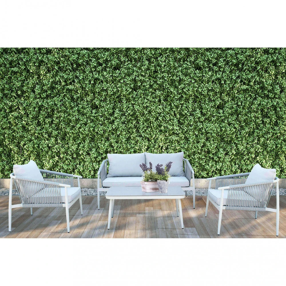 Il Salotto Mumbai 2Post Grigio Chiaro completo, ambientato in un giardino o su una terrazza, che mostra l'eleganza e il comfort per l'esterno