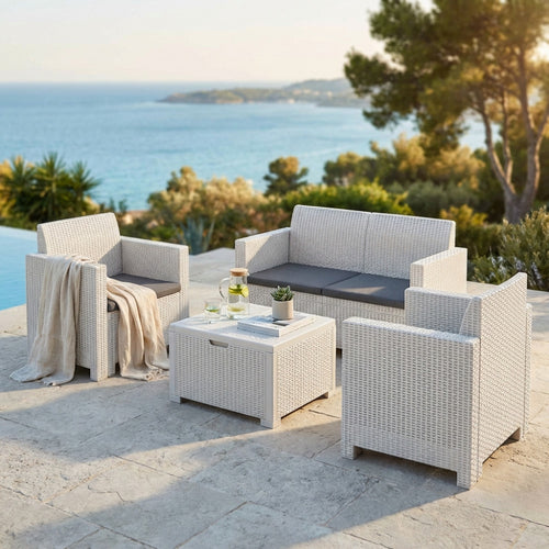 Salotto Nebraska in plastica bianca intrecciata, allestito a bordo piscina con vista mare panoramica.