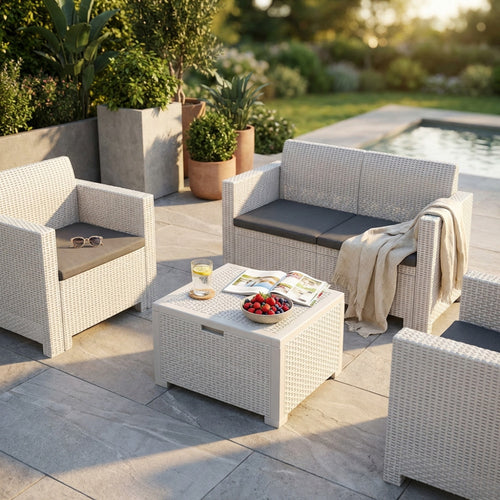 Dettaglio del salotto outdoor Nebraska su una terrazza in pietra, arricchito da cuscini scuri e un vassoio con frutta fresca.