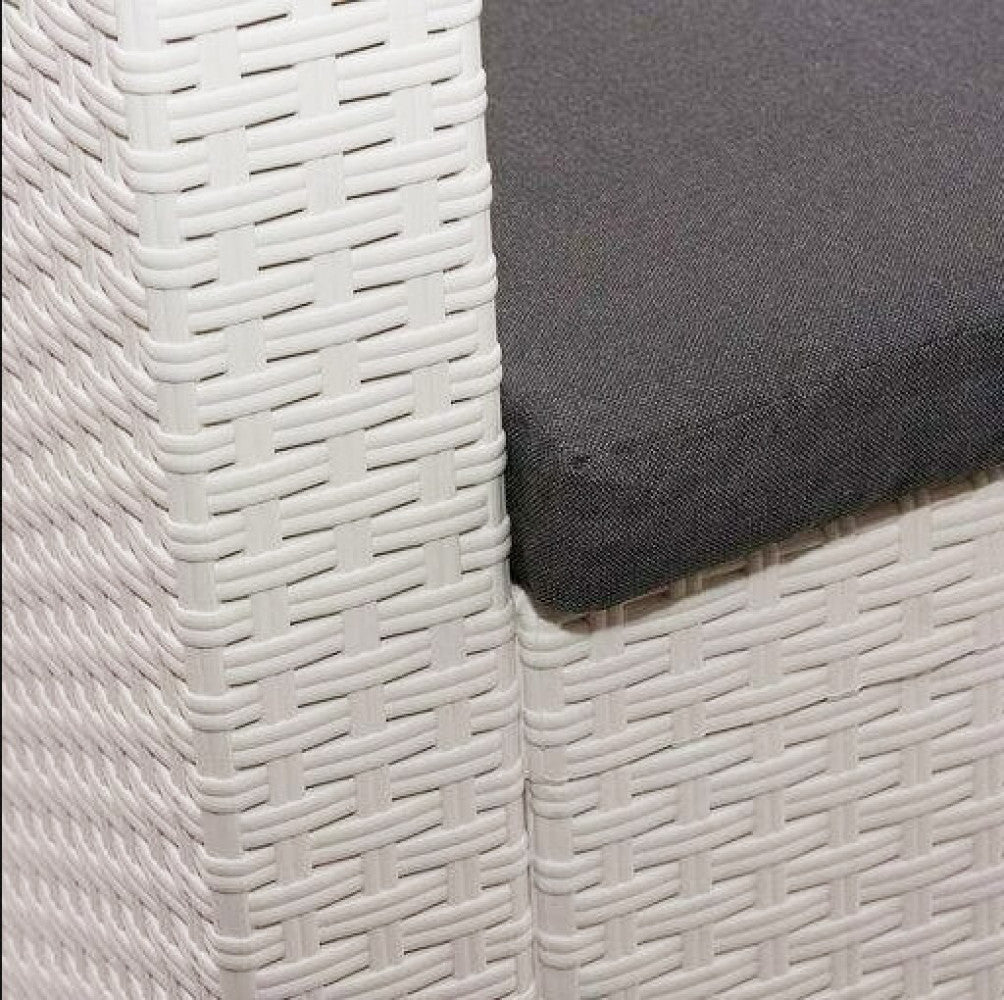 Macro dettaglio della texture in plastica bianca effetto rattan del Salotto Nebraska, in contrasto con il tessuto scuro del cuscino.