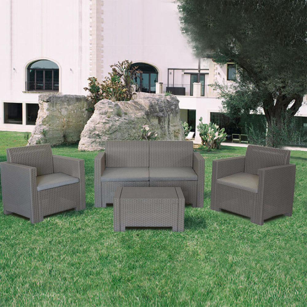 Il Salotto Nebraska 2P completo, ambientato in un giardino, che mostra l'eleganza e la funzionalità per il relax all'aperto