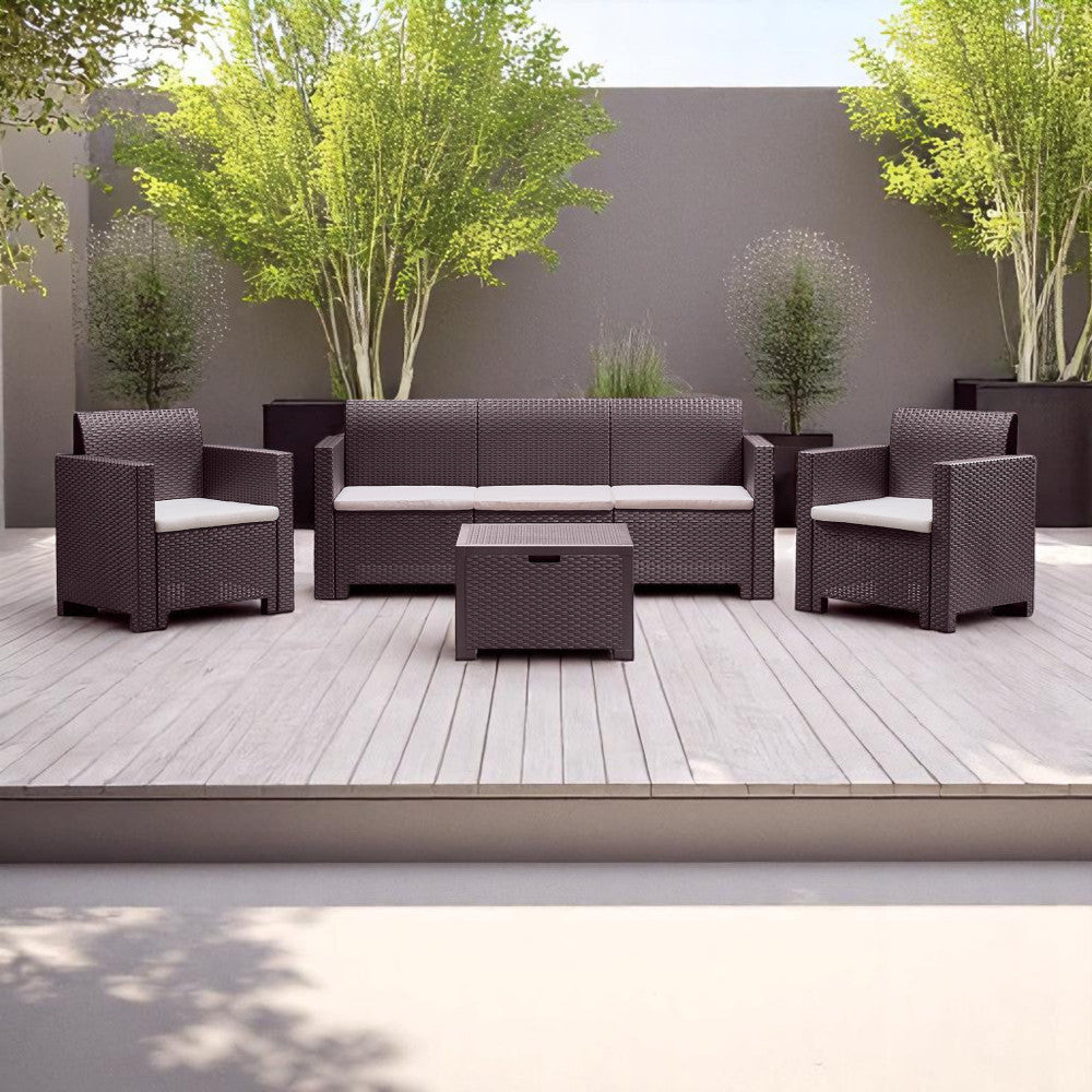 Salotto Nebraska in polipropilene marrone allestito su una terrazza in legno moderna.