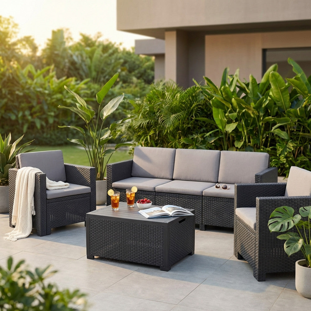 Dettaglio del set lounge Nebraska con divano a tre posti, poltrone e tavolino contenitore su pavimentazione chiara.