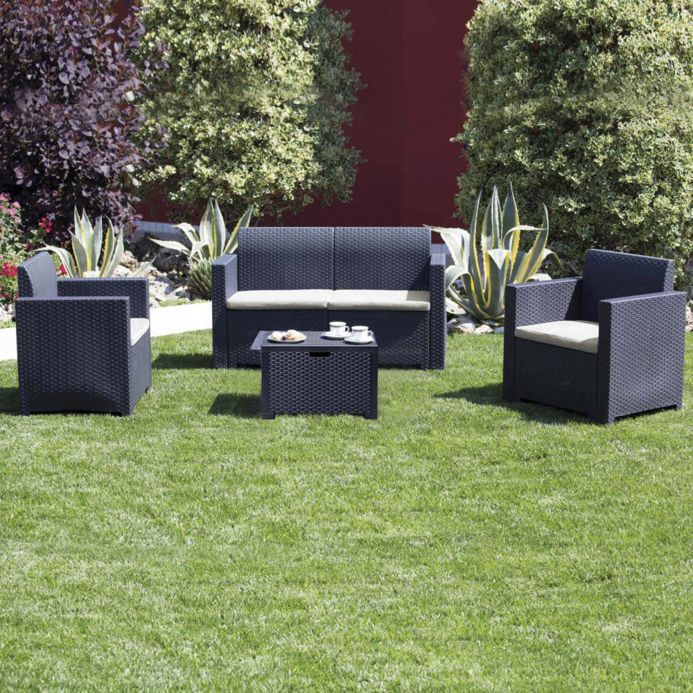 Il Salotto Nebraska 2P completo, colore nero, ambientato in un giardino, che mostra l'eleganza e la funzionalità per il relax all'aria aperta.