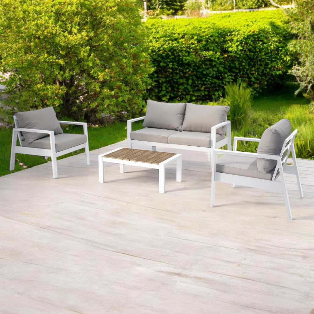 Salotto Paranà inserito in un rigoglioso giardino moderno su pavimentazione in legno chiaro.