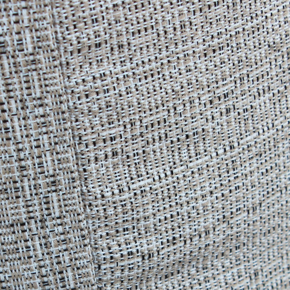 Dettaglio della trama intrecciata del tessuto in poliestere grigio scuro dei cuscini.