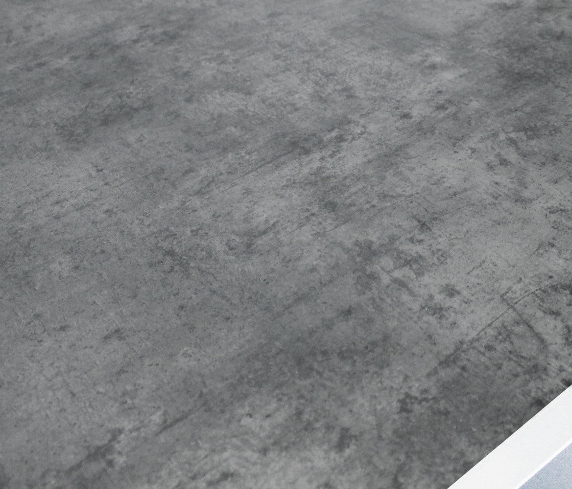 Salotto Rabat 3P con struttura in alluminio verniciato bianco e cuscini coordinati, in un ambiente esterno