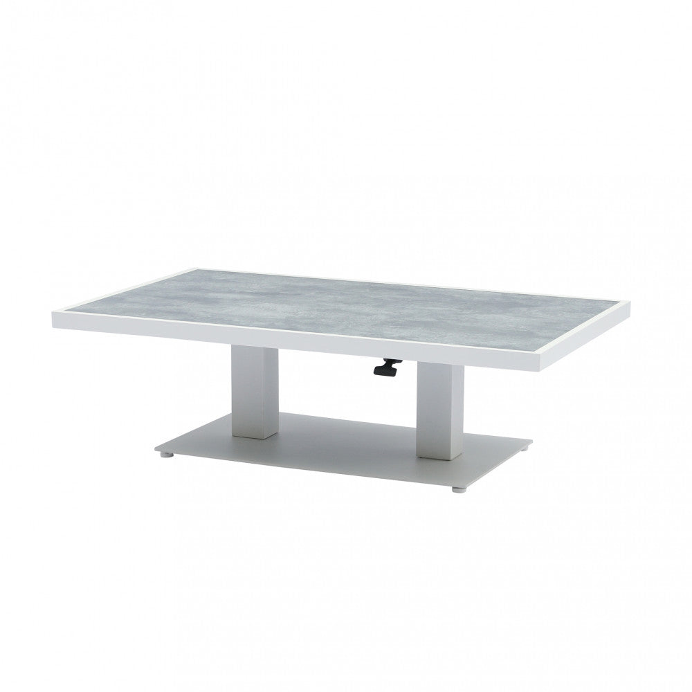 Salotto Rabat 3P con struttura in alluminio verniciato bianco e cuscini coordinati, in un ambiente esterno.