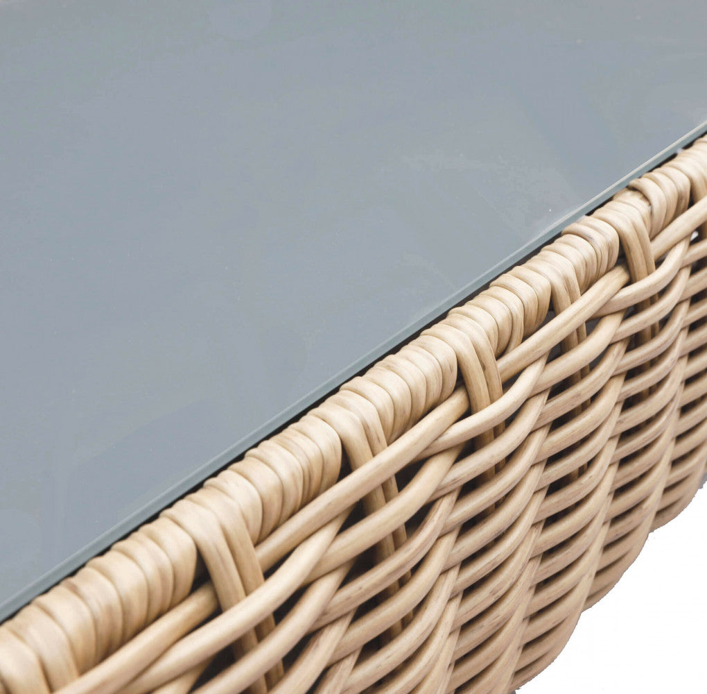 Particolare del tavolino del salotto Ramirez, con il piano in vetro temperato elegantemente incastonato nella struttura in wicker intrecciato.