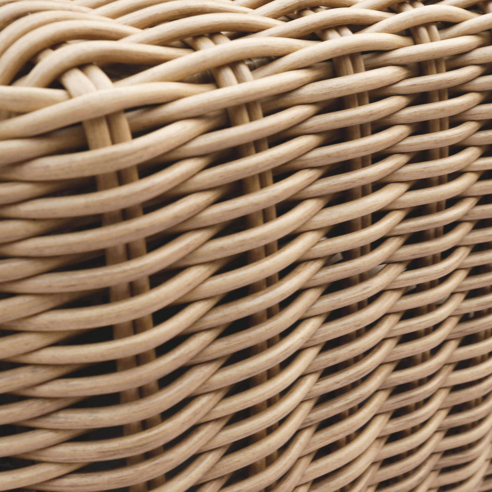 Primo piano della trama in wicker marrone del salotto Ramirez, che mostra la resistenza e la complessità del motivo intrecciato.