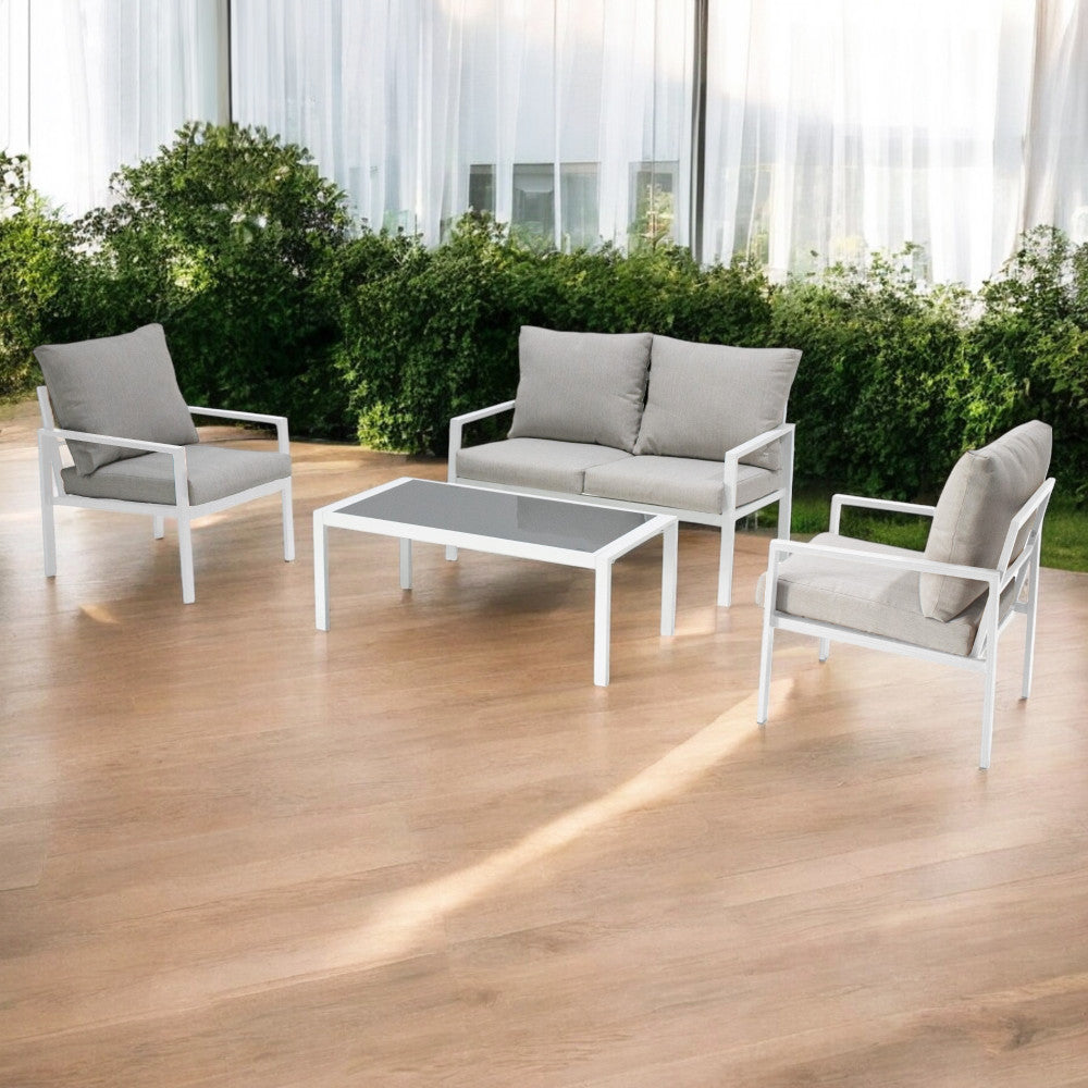 Salotto Rosario allestito in un elegante giardino d'inverno con pavimentazione in legno e ampie vetrate.