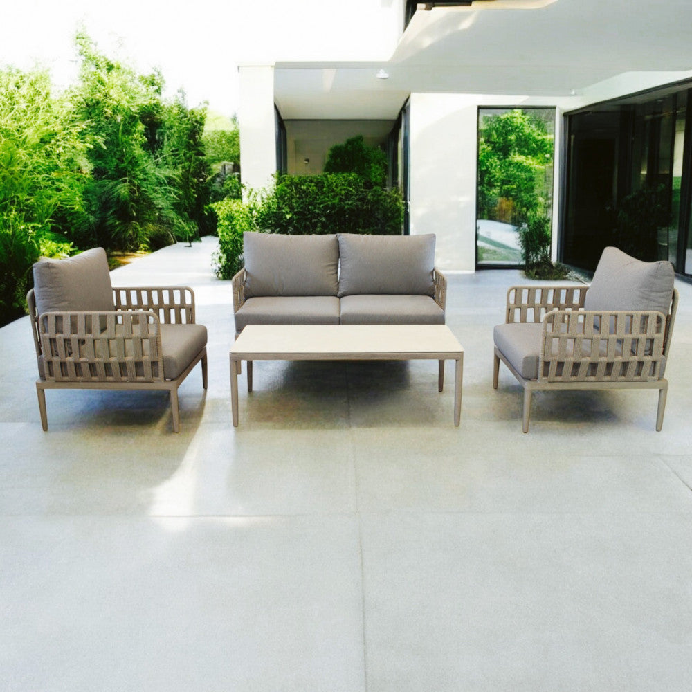 Salotto Saint John posizionato in un patio moderno con pavimentazione in pietra chiara.