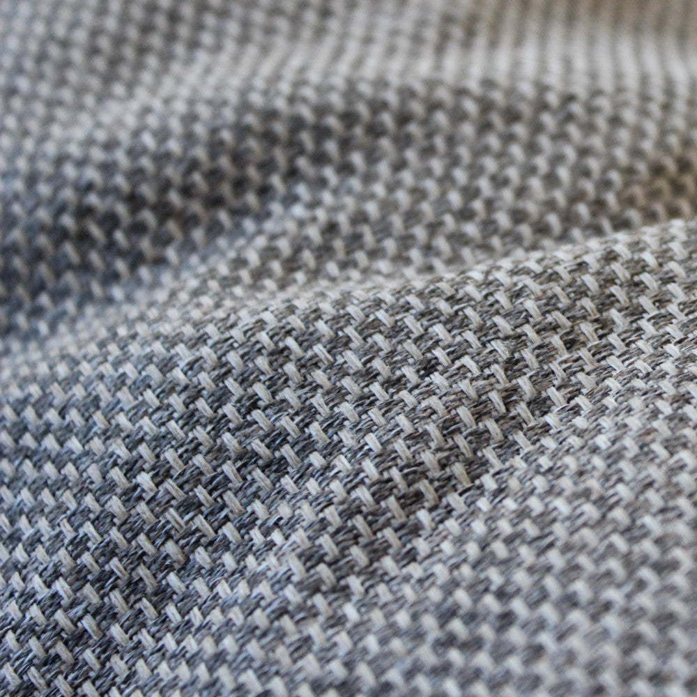 Texture del tessuto ecrù beige dei cuscini, evidenziando la trama fitta e resistente.