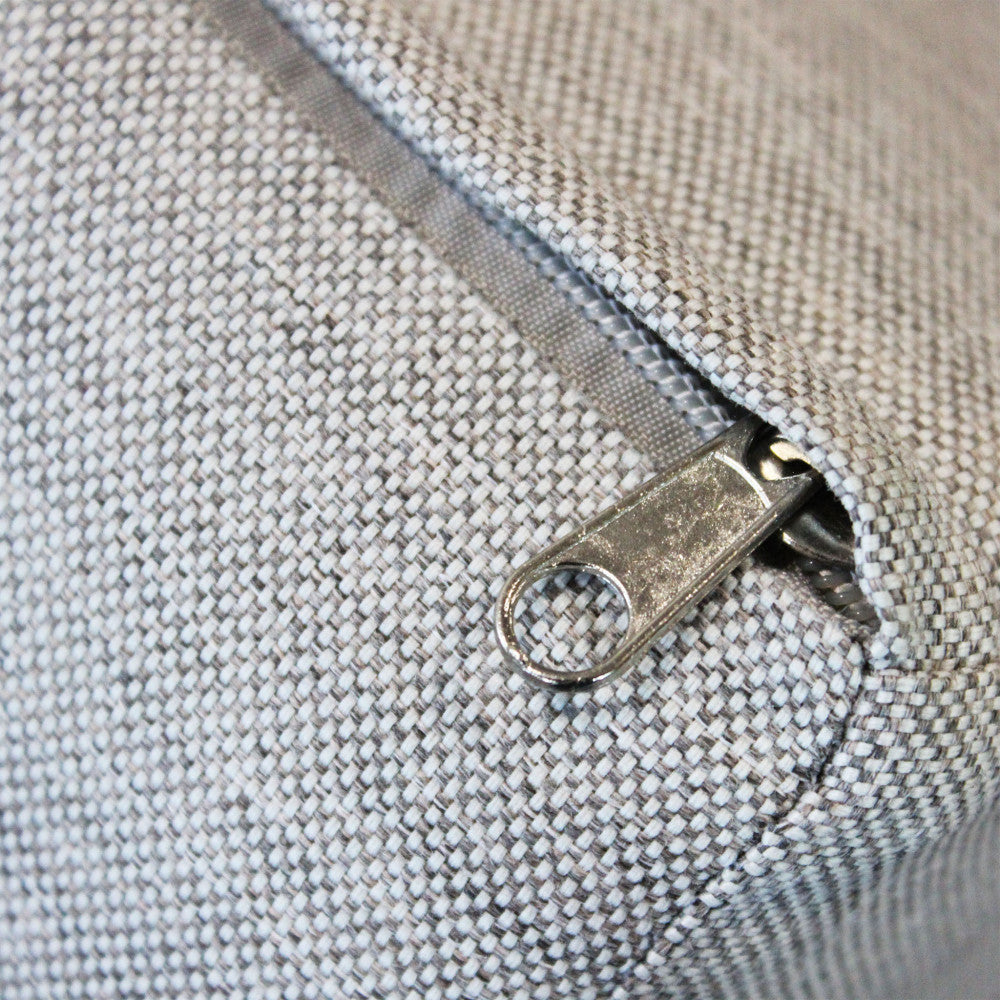 Macro dettaglio della zip e della cucitura del cuscino, mostrando la robustezza del rivestimento.