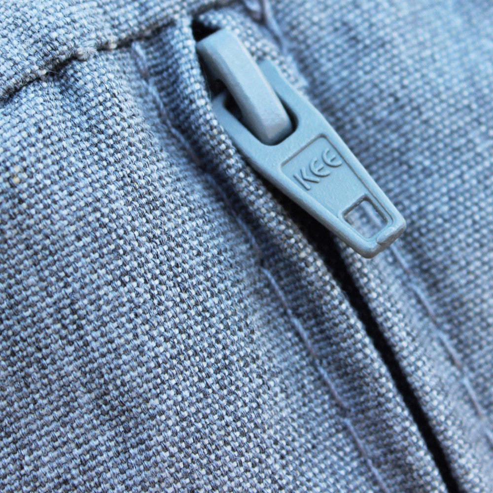 Particolare della cerniera nascosta sui cuscini sfoderabili, a dimostrazione della cura sartoriale e della praticità del design.