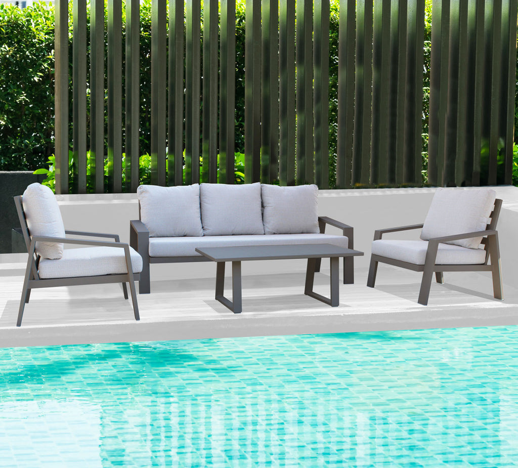Salotto Santa Cruz posizionato a bordo piscina, evidenziando l'eleganza delle linee geometriche in alluminio.