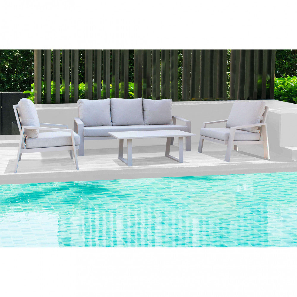 Divano e poltrone Santa Cruz allestiti su una terrazza moderna con piscina.
