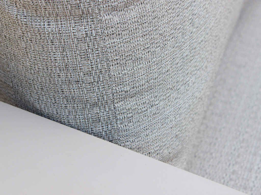 Texture tattile del tessuto in poliestere tortora a contrasto con la struttura in alluminio.