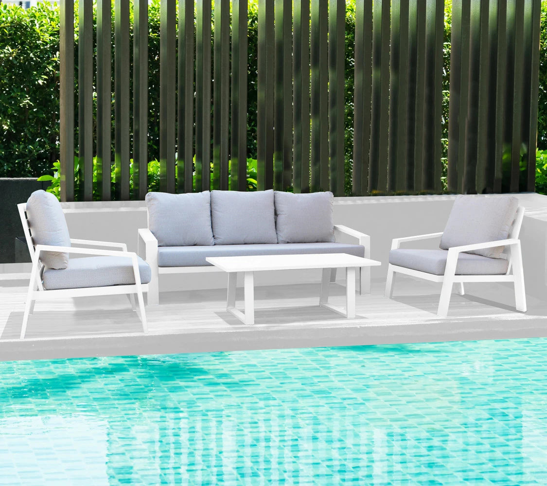 Il Salotto Santa Cruz 3P completo, con struttura in alluminio tortora e cuscini chiari, ambientato su una terrazza soleggiata a bordo piscina, mostrando l'eleganza e il comfort per l'esterno. | Albert Stock