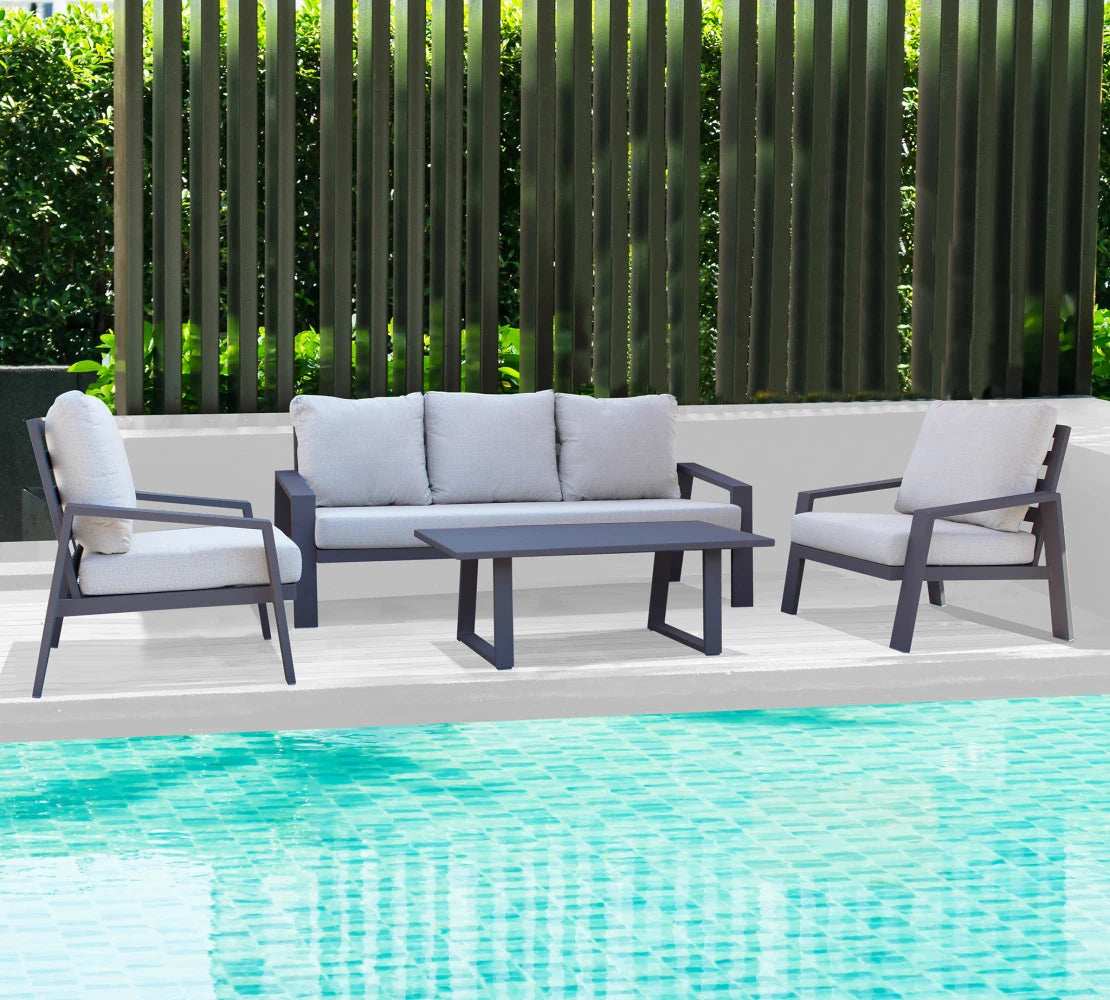 Salotto Santa Cruz completo con struttura in alluminio antracite e cuscini spessi.