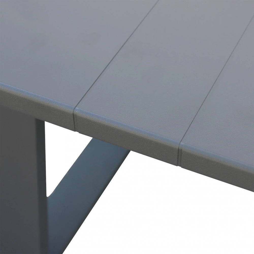 Dettaglio del tavolino del Salotto Santa Cruz, con cuscini e struttura