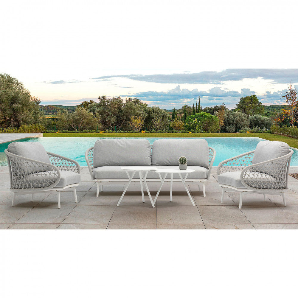 Il Salotto Seychelles completo, ambientato in uno spazio esterno a bordo piscina, che mostra l'eleganza e la funzionalità per il relax all'aria aperta