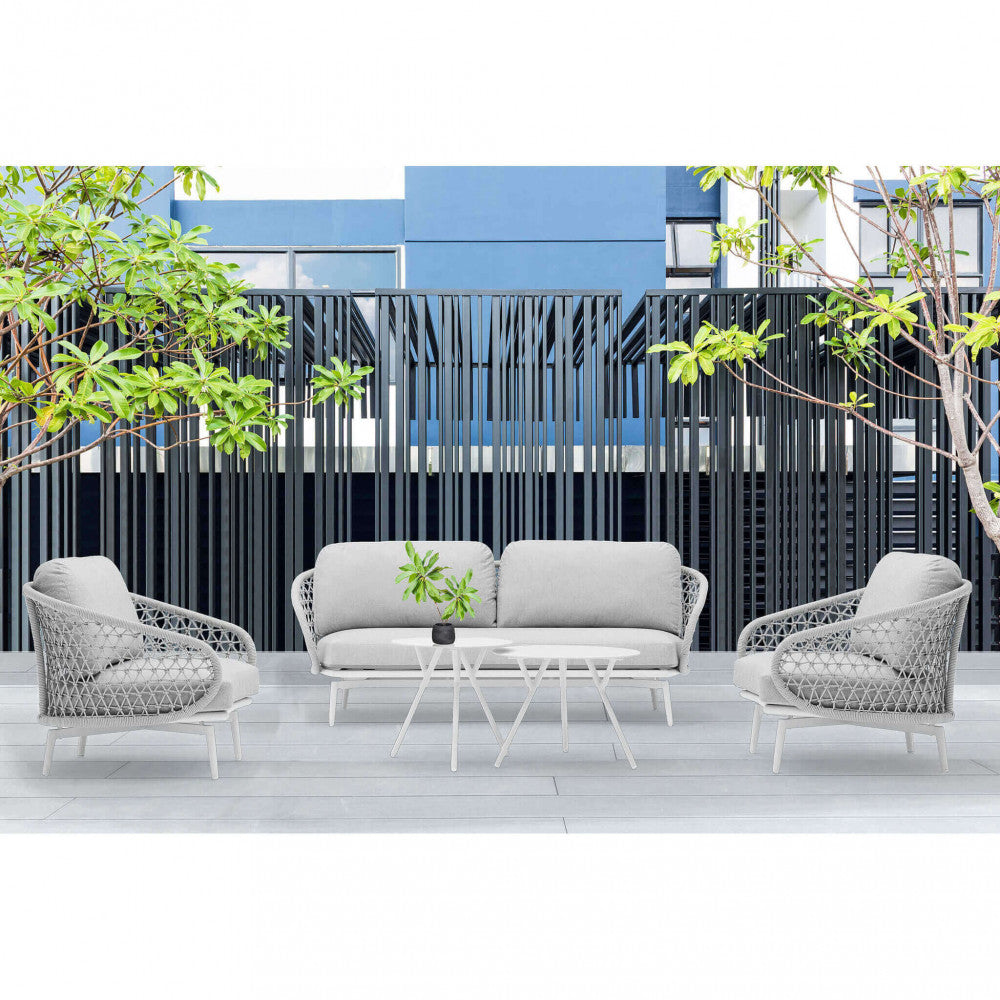 Il Salotto Seychelles completo, ambientato in uno spazio esterno con piscina e vegetazione, che mostra l'eleganza e la funzionalità per il relax all'aria aperta